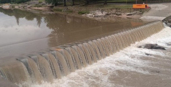 Ingresa una creciente al río San Antonio tras las lluvias en la ciudad