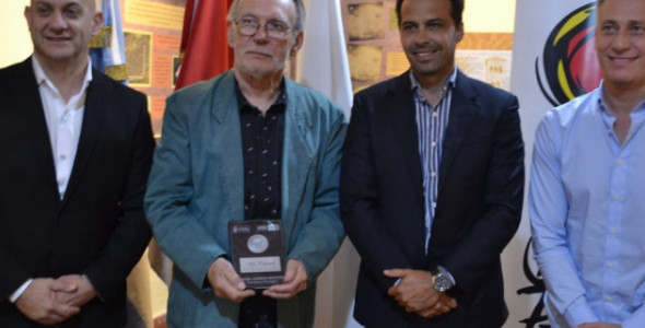 El escritor local Aldo Parfeniuk recibio la medalla del centenario