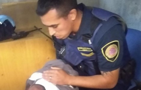 Policía le salvó la vida a un bebé de días